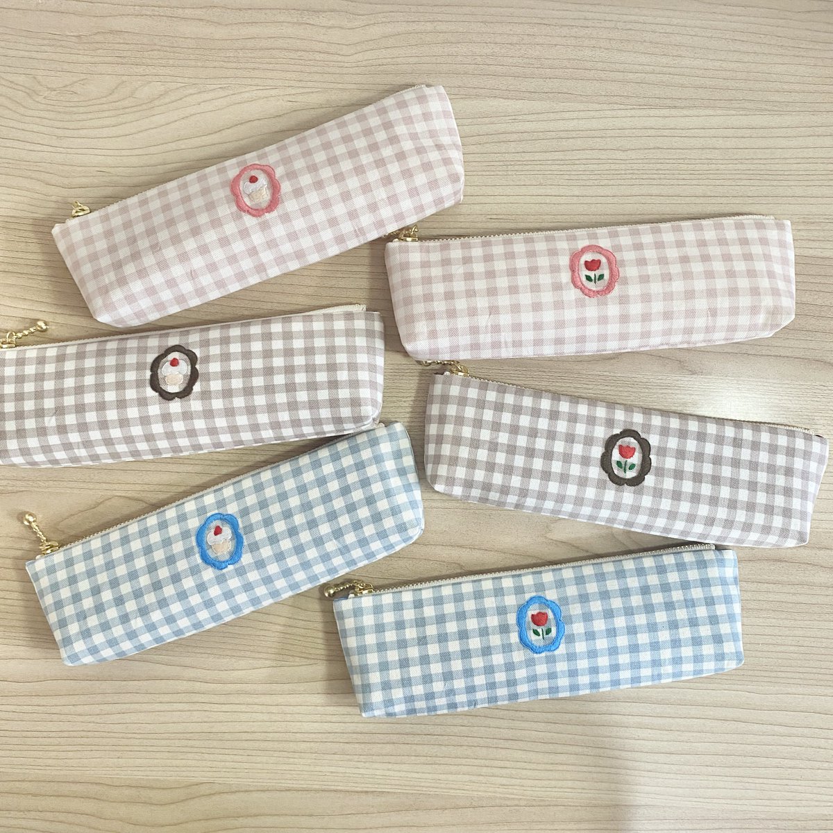 momo3handmade's tweet photo. 「ペンケース プチケーキ&amp;チューリップ」

お気に入りのもこもこの額に、小さいケーキとチューリップ🍰🌷
まだまだ寒いですが、春を思いながら縫いました🪡

#ハンドメイド #刺繍 #メルカリ https://t.co/kiEA9GEuhO