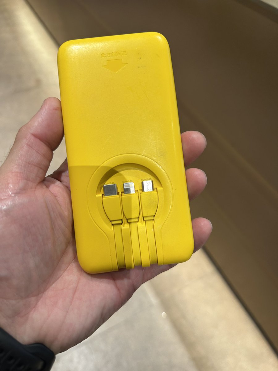CTZNChan's tweet photo. Cheap and convenient portable charger rentals by @meituan. Great for a tech forward society that requires smartphone usage for everything and has the density to support the service. A rental kiosk was at most stores, cafes, restaurants. https://t.co/vQuxMqgFp3