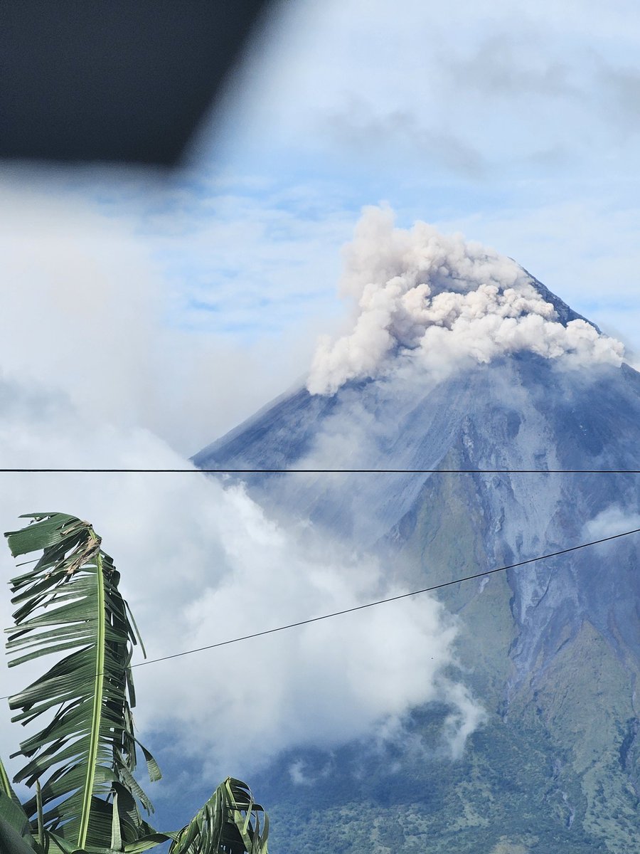 dencio05's tweet image. Mayon a few minutes ago..