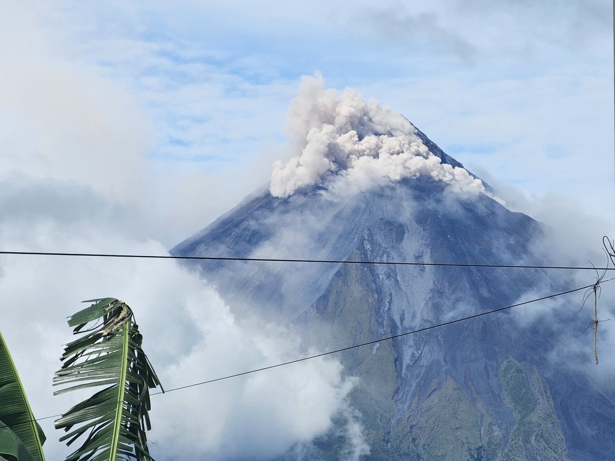 dencio05's tweet image. Mayon a few minutes ago..