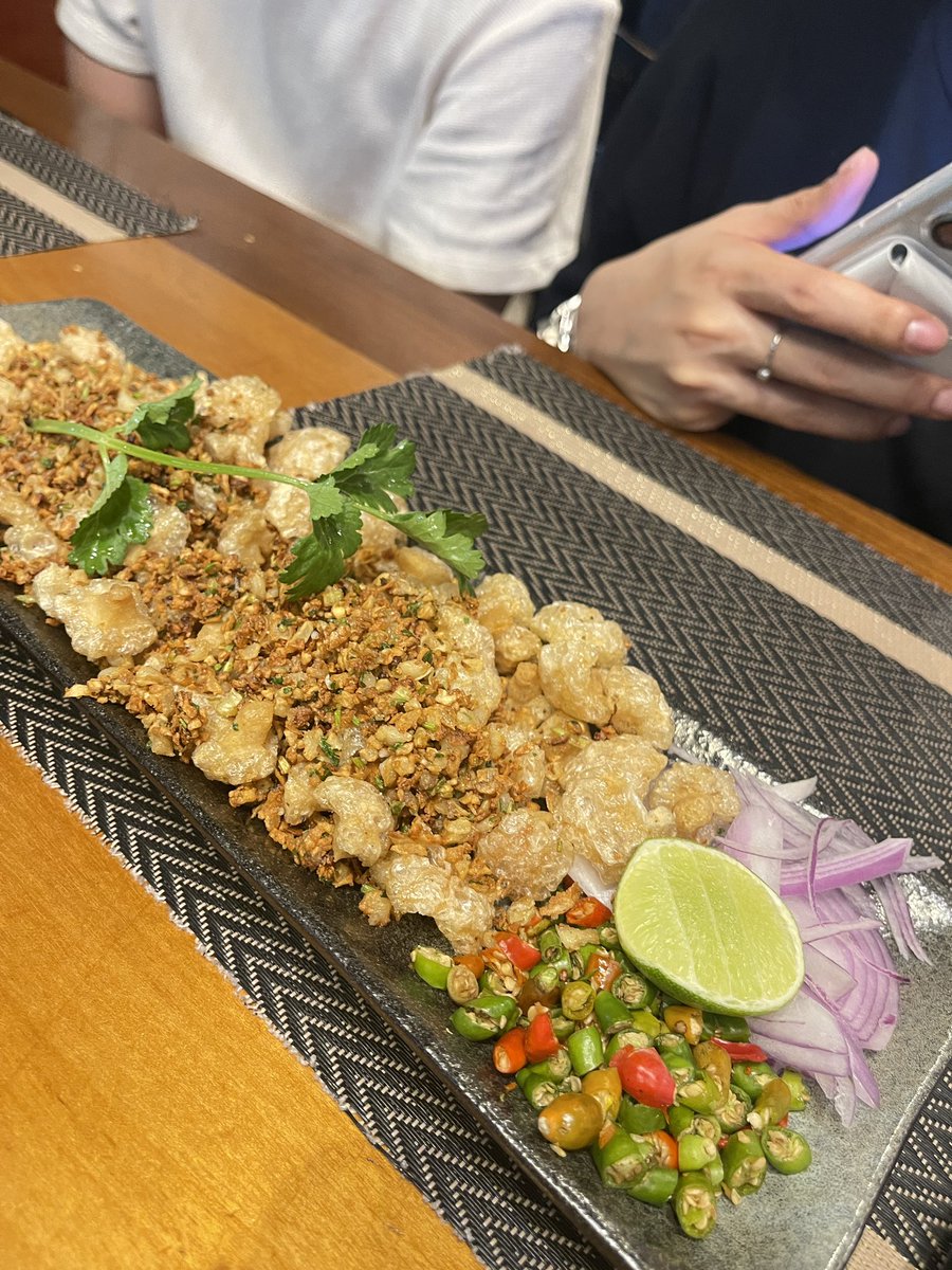 “กุ๊กขี้เมา” ร้าน Underrated  บรรทัดทอง

อร่อยทุกอย่าง จานใหญ่ ราคาสมเหตุสมผล

จะกินจริงจัง หรือมาเป็นกับแกล้มก็ได้! ดี!

-คอหมูแดดเดียวทอด นิ่มมาก! เค็ม/หวานกำลังดี
-ยำเส้นโบราณ ถูกต้องมาด
-กุ้งแช่ ตัวใหญ่ ไม่คาว หอมสมุนไพร น้ำปลากวนหวานเค็มนัว
-กากหมูคั่วปลาเค็ม เมนูข้าวหมดหม้อ