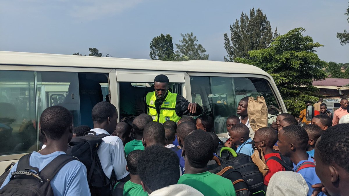 Huge thanks to our youth volunteers <a href="/RwandaYouthVol1/">Rwanda Youth Volunteers</a> in <a href="/RwandaWest/">Western Province I Rwanda</a> who helped a safe and smooth for students back to school after the festival holidays. Your commitment and teamwork truly made a difference! 🚍🎒👏<a href="/REBRwanda/">Rwanda Basic Education Board</a> <a href="/oswaki/">Oswald Oswakim</a> <a href="/Rwandapolice/">Rwanda National Police</a> <a href="/Rwanda_Edu/">Ministry of Education | Rwanda</a> <a href="/KubanaRichard/">Kubana Richard</a>