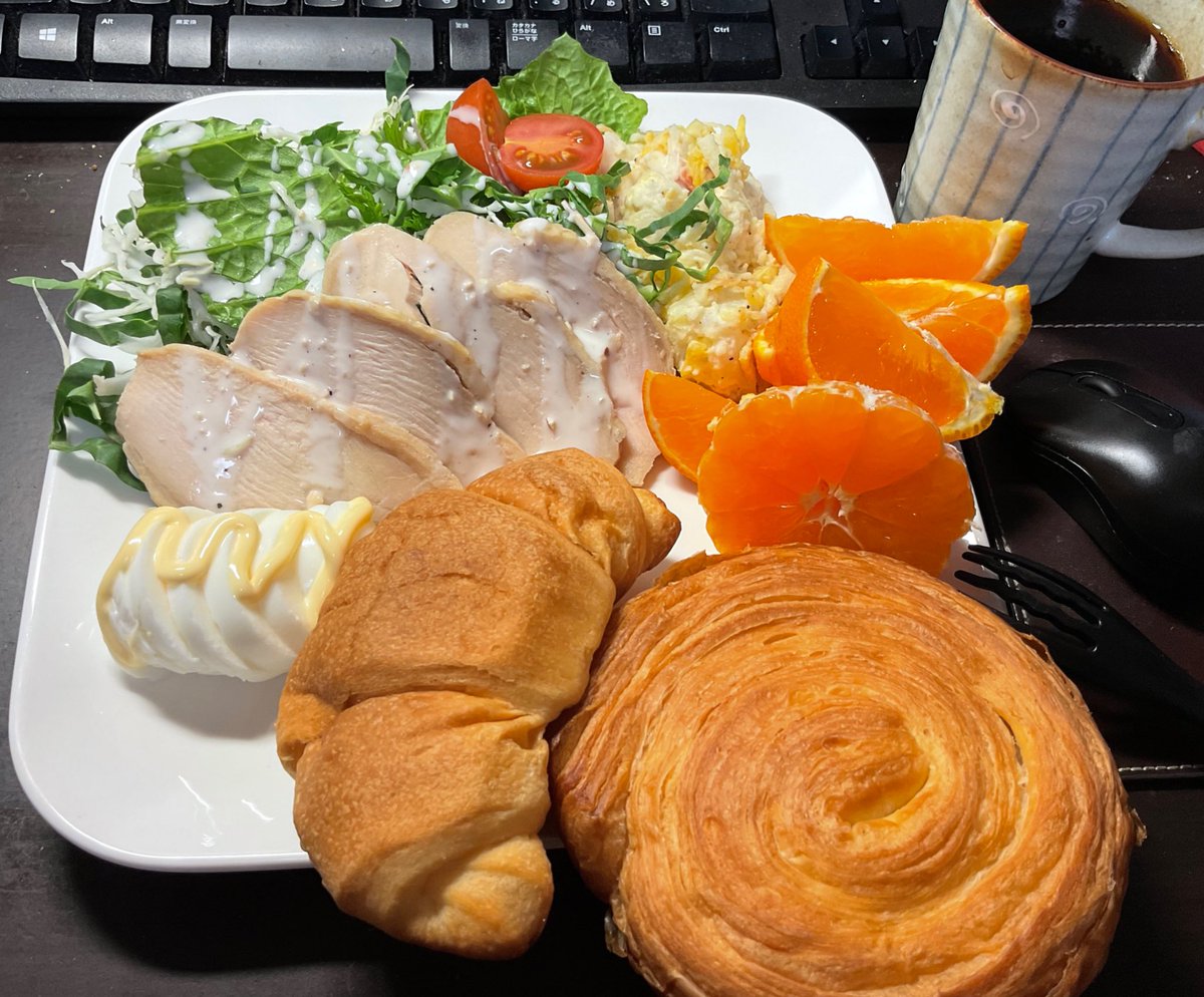 hr_danna's tweet photo. 新年初の在宅勤務🏠　今年も朝から食い過ぎです😅
今日も一日ご安全に🐈 https://t.co/J1OyrQE1Lz