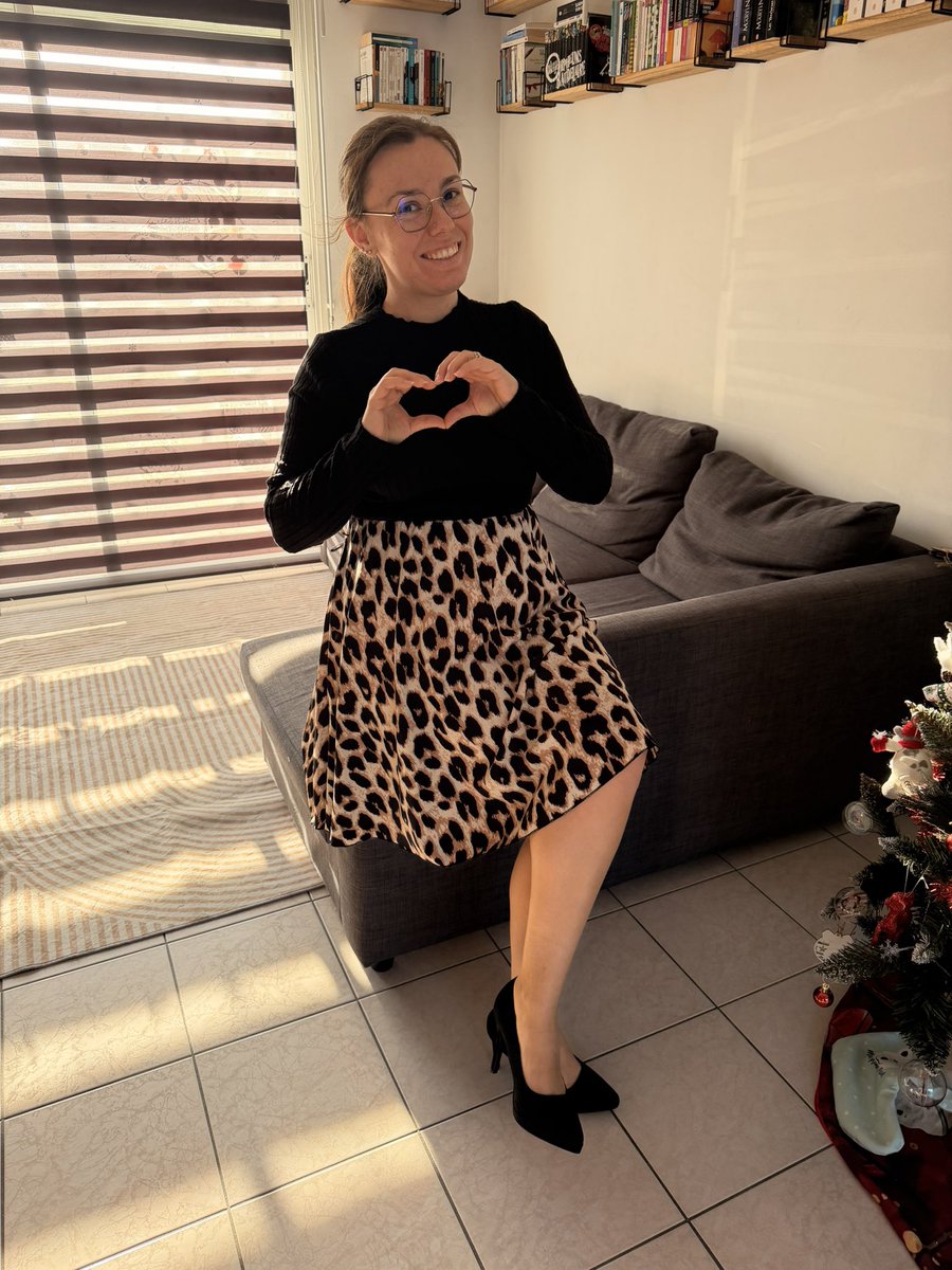 sorcelerielivre's tweet photo. Rien de trop… juste ce qu’il faut 💋
Talons, jupe léopard et confiance en soi.

#sexychic #feminite #charmefeminin #talons #looksexy #confidenceboost #leopardstyle #ootd #instastyle #frenchgirl #elegance #stylefemme https://t.co/P0EbspD9PE