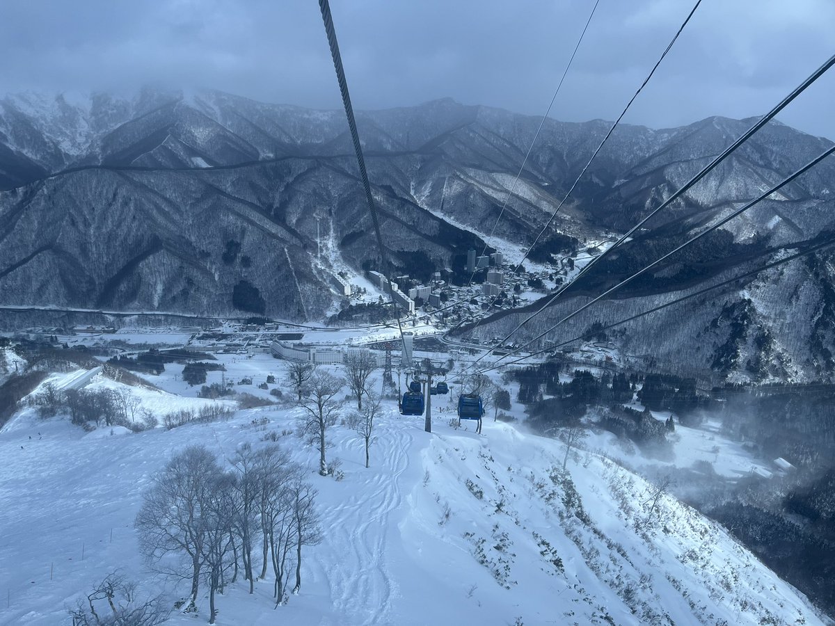 tigerthooth's tweet image. 苗場、ガラガラ。中国に依存したプリンスホテルの末路。従業員まで日本語話せない中国人雇用してた徹底ぶり。まだ何割かは中国語話す客層。広東語なので香港人が多いのかも。