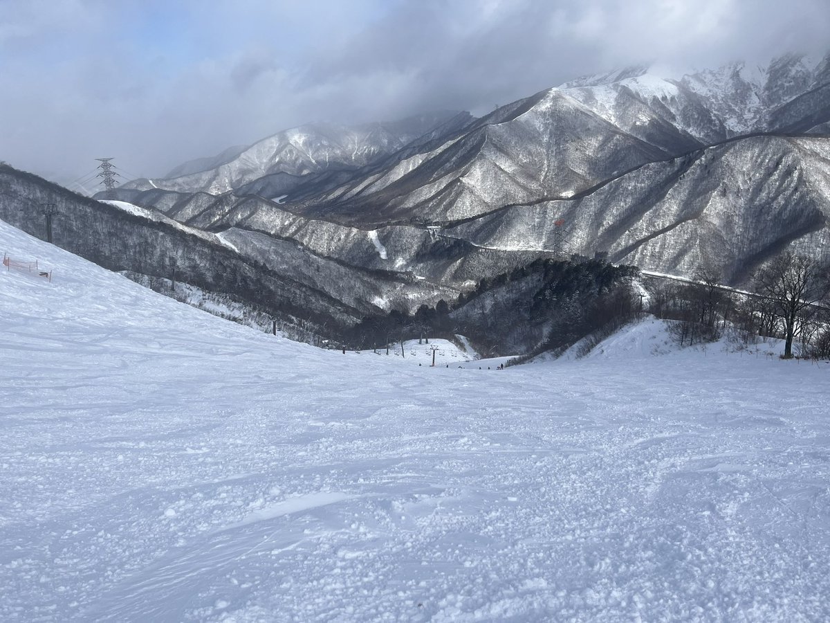 tigerthooth's tweet image. 苗場、ガラガラ。中国に依存したプリンスホテルの末路。従業員まで日本語話せない中国人雇用してた徹底ぶり。まだ何割かは中国語話す客層。広東語なので香港人が多いのかも。