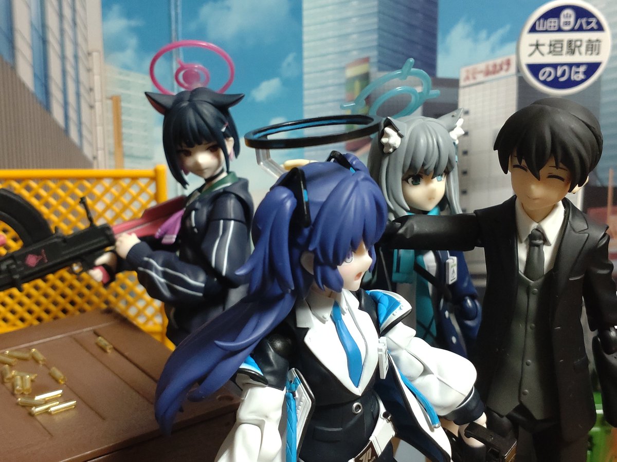 Reload_Shiroko's tweet image. 先生「お疲れ様」
ユウカ「ちょっと先生！？」
シロコ「ん、私にもするべき」
カズサ「……」

  #ブルアカ #砂狼シロコ  #杏山カズサ #早瀬ユウカ