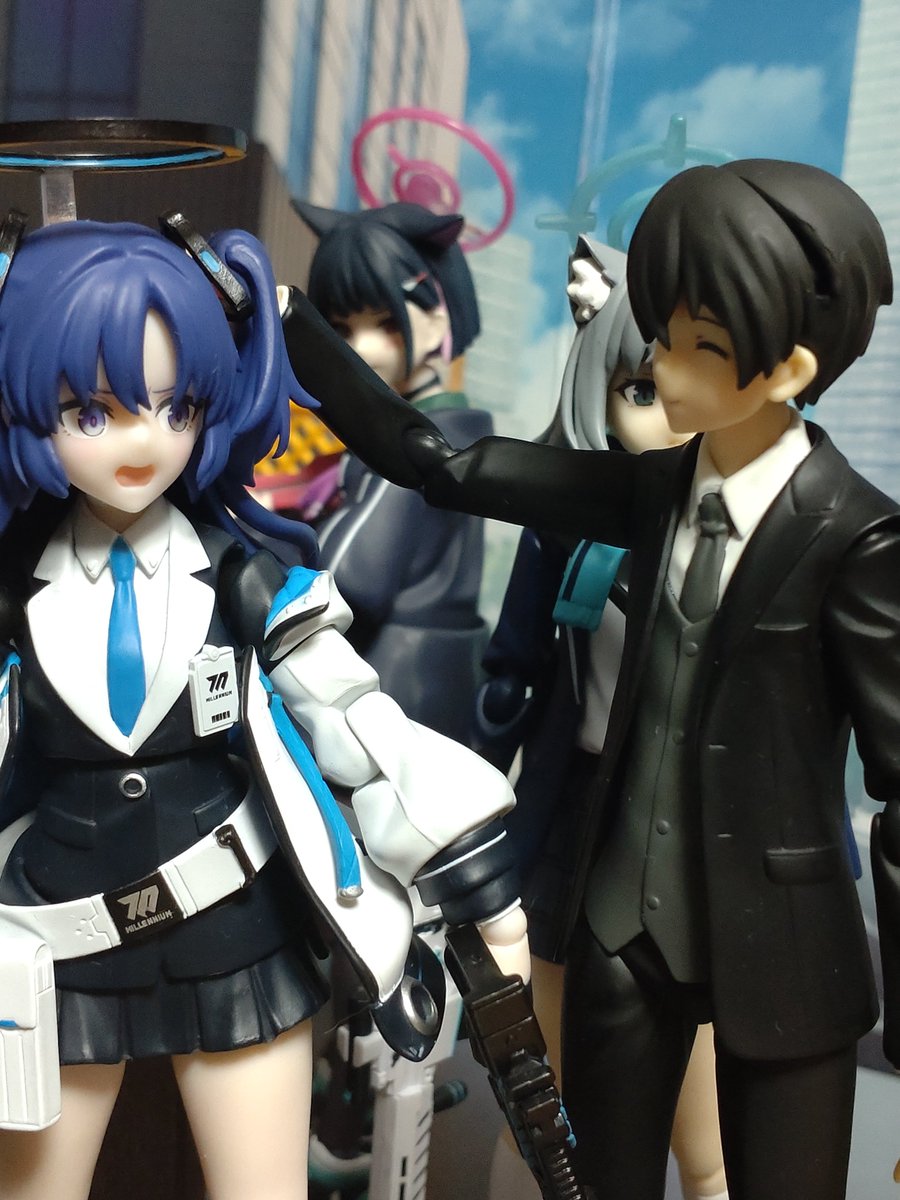 Reload_Shiroko's tweet image. 先生「お疲れ様」
ユウカ「ちょっと先生！？」
シロコ「ん、私にもするべき」
カズサ「……」

  #ブルアカ #砂狼シロコ  #杏山カズサ #早瀬ユウカ