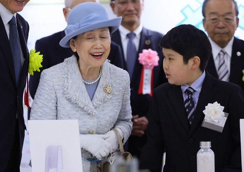 華子さまは、ご自身の体力や足の具合を考慮して、新年一般参賀には1回しかお出にならないのに、去年は隣の皿オババがお手振り拒否したせいで、身位が上の皿オババに遠慮して、華子さまもお手振りを出来ない状況にされました(華子さまは皿オババに距離を離され、背も向けられていました)😩；；