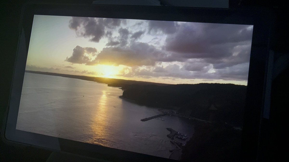 HirokiKataoka's tweet photo. サ道2025SP、ご視聴いただき本当にありがとうございました！

2025年の夏は、僕自身にとっても忘れられない夏になりました。

いつか、いつかと思い描いていた富山、スパ・アルプス。夏のロケ終わりに入った水風呂は、忘れられない水風呂になりました。
クランクイン前日に、俳優部の皆さまと一緒に浴びたゴーゴー熱波も最高でした。
銭湯もたくさん巡らせていただきましたが、水の良い土地は本当に良い。お風呂も気持ち良いし、ご飯も美味しい。富山、何を食べても美味しかったです。
Cohokaのおキクちゃんはじめ、富山の皆様には準備段階から手厚く支援・ご協力いただき、本当にありがとうございました！

富山が決まり、「なんとか能登でも撮れないか」とリサーチを進める中で出会ったのが、あみだ湯でした。
正直、能登の震災のことはニュースを通して知ってはいたけれど、実際に見た光景はまったく違いました。
うねってしまった道路を、たくさんの方々が復興されている姿を目にしながら、
緊張しつつ能登を目指して里山街道を走った日々を思い出します。

能登半島をロケハンしながら、ぐるぐると周り、この目で見て、知り、会って話を聴き、準備を進めていきました。

梅湯の湊くん率いる ゆとなみ社 が能登支援に入っていることを知り、相談させてもらったり、建築家集団「々」のしょーきちさんたちが珠洲で活動されていることを知って、
実際に能登まで会いに行き、たくさんのご縁を通じて、僕らはあみだ湯へと辿り着きました。

そして出会ったのが、しんけんさんたち、あみだ湯の皆さまでした。
僕の言葉なんかでは語れないくらい、現実と向き合い、日々活動し、あみだ湯を営んでおられました。準備段階から親身になっていただき、無理をお願いし、それでも笑顔で応えてくださり、感謝してもし尽くせない時間の日々でした。

誰かをあたためるとは、どういうことなのか。
深く、教えていただきました。

今年の経験を通して、
僕らはサ道という素晴らしい原作漫画の先に、サウナや銭湯といった温浴施設の現場で日々積み重ねられている
「もう一つの原作」があるんだと、強く思うようになりました。

様々な方々が繋いでくれた道があって、
その先に、そっとお邪魔させていただき、原作をお借りした感覚です。
劇中の里山街道を走るショットを見ながら重なるものがありました。

ドラマとドキュメンタリーの入り混じったこの作品は、原田さん、三宅さん、長島監督、脚本ノンジさんをはじめ、サ道制作チームにしかできない作品づくりだと自負しています。

僕らはお風呂もサウナも温めてはいませんが、作品をつくり、伝える仕事をしています。どうか、この優しい温度が、たくさんの人に伝わりますように。

サウナ北欧、スパ・アルプス、あみだ湯、北陸の皆さま、
本当にありがとうございました。

まだの方、もう一回！の方、ぜひTVerでご覧ください！！そして、少しでもご紹介いただけますと幸いです！！

サ道 2025SP 〜ぬくもりに思いを馳せ ととのう〜　#サ道2025SP 
#TVer https://t.co/k06DZBFI0u