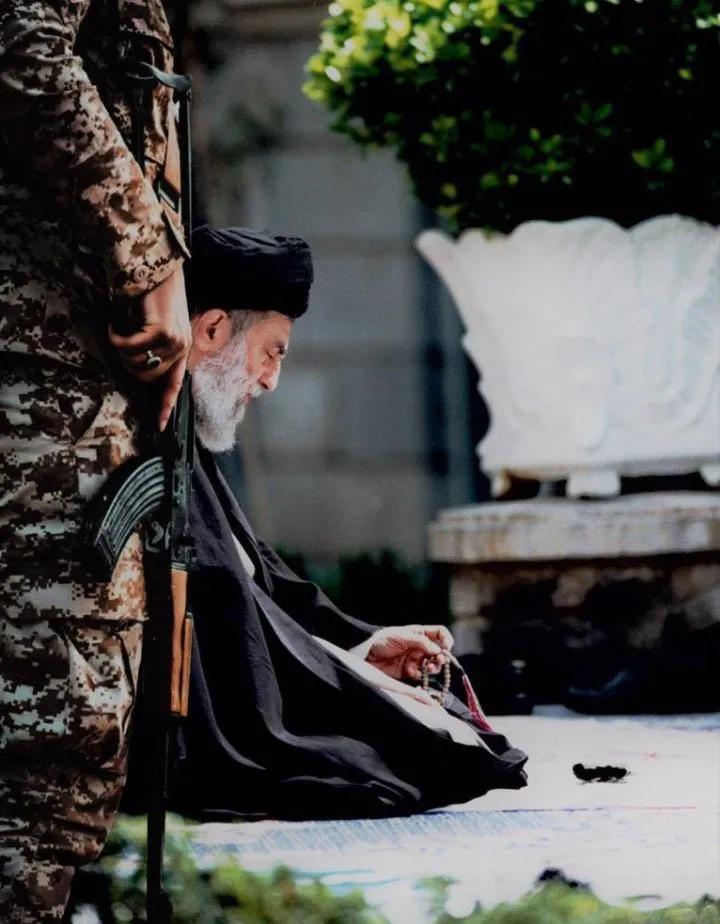 من دائماً شما را دوست دارم؛
چه در گرانی،
چه در ارزانی،
چه در تحریم، 
چه در توافق،
چه در جنگ،
چه در صلح 
من دائماً شما را دوست دارم
چه سیر باشم،
چه گرسنه، 
چه شادمان باشم،
چه غمگین 
من دائماً شما را دوست دارم...