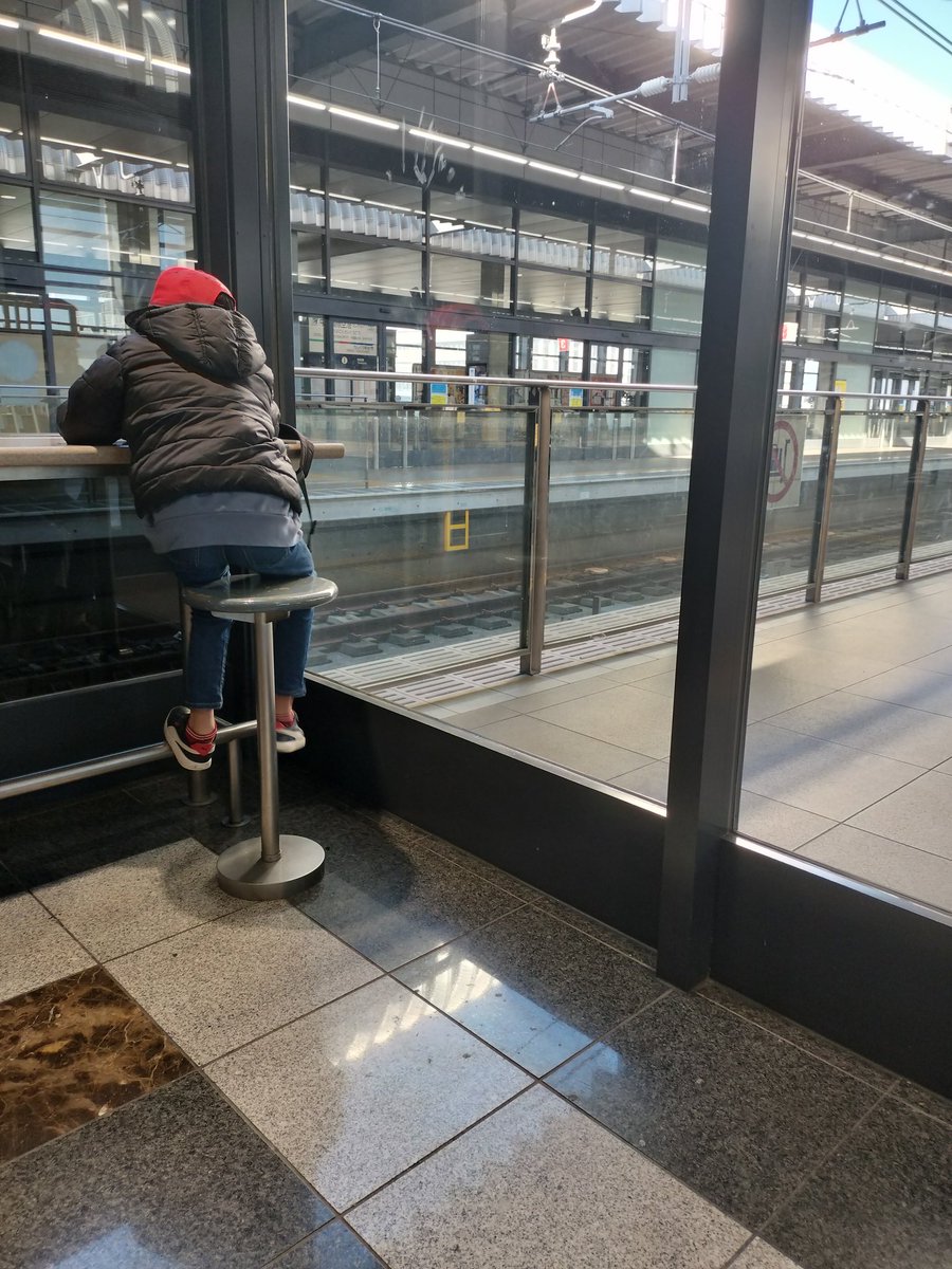 始発から電車デート🍀
枕木燃えてて豊橋まで行けず🥲