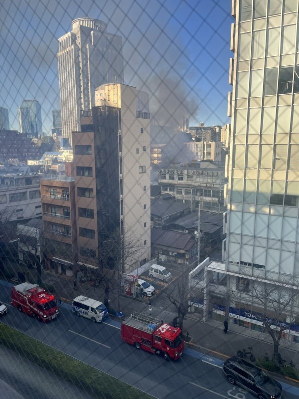 Gt8VUlzRG7buafO's tweet photo. 【火事情報】 東京都渋谷区広尾１丁目 化学工場建物付近から煙あがる火災1月6日 #渋谷 #恵比寿 #火災 : ニュース速報あれこれ総合 https://t.co/IAWyOUlIAR #NHK #渋谷区 火事消防車サイレン場所出動 https://t.co/HoWl2EH0Xm