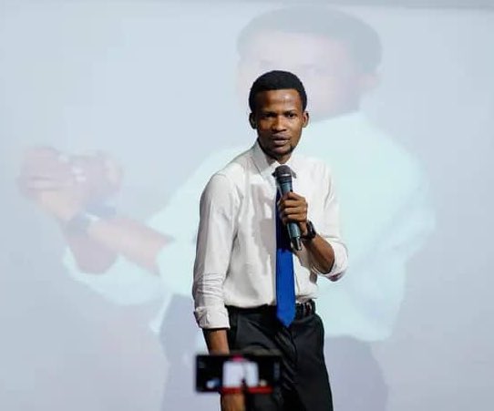 Vous avez combattu ce genre de pratique pendant le régime Kabila, mais malheureusement, nous avons l'impression que c'est un éternel recommencement. Vous avez menti à tout un peuple que nous étions enfin dans un état de droit.

Le pouvoir n'est pas éternel.

<a href="/OnokombaO157/">Nathanael Onokomba</a> ✊️