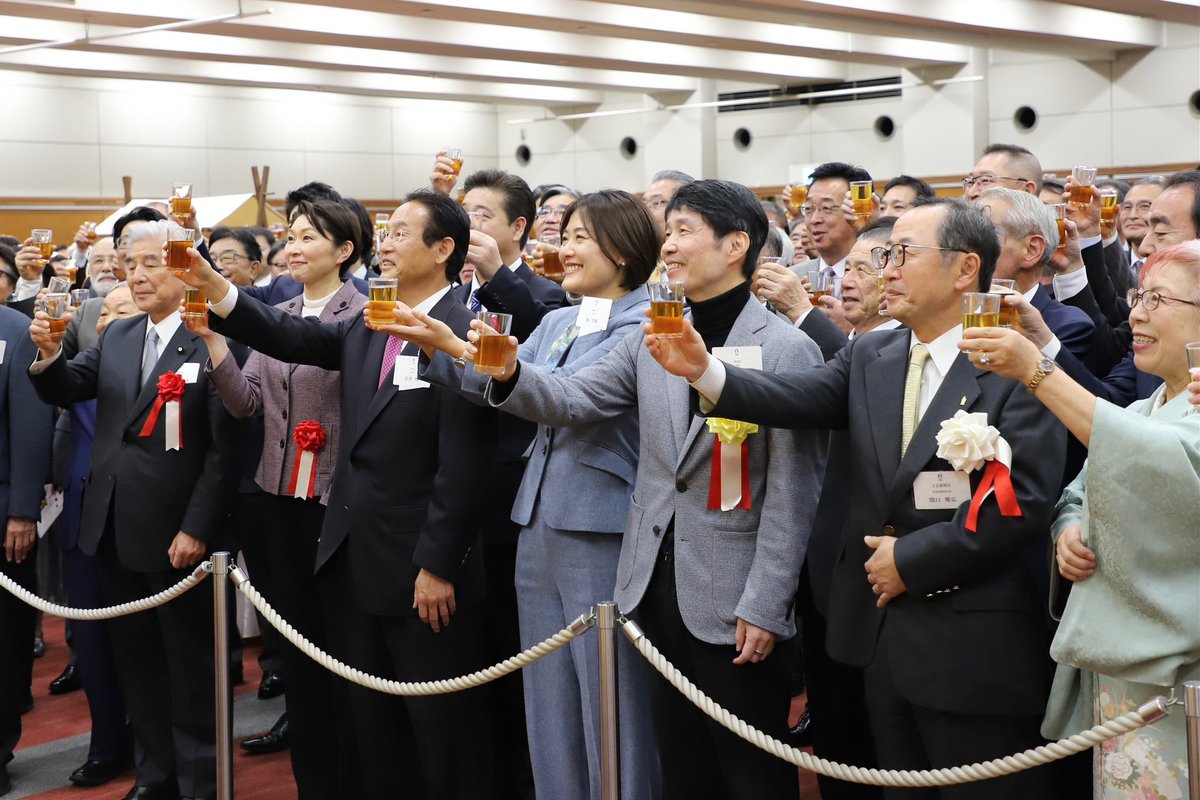 今日の山本知事】 上毛新聞社が主催する新年交歓会に出席し、お祝いの