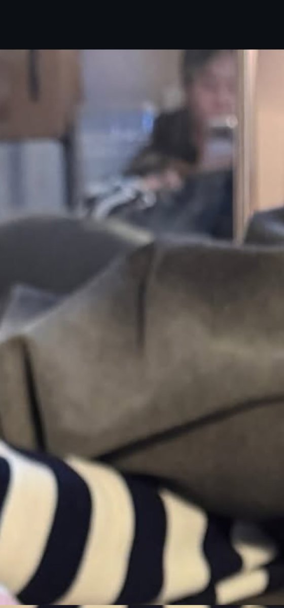 형 무릎에 누워서 기다리는거봐 ..
그리고 그 형