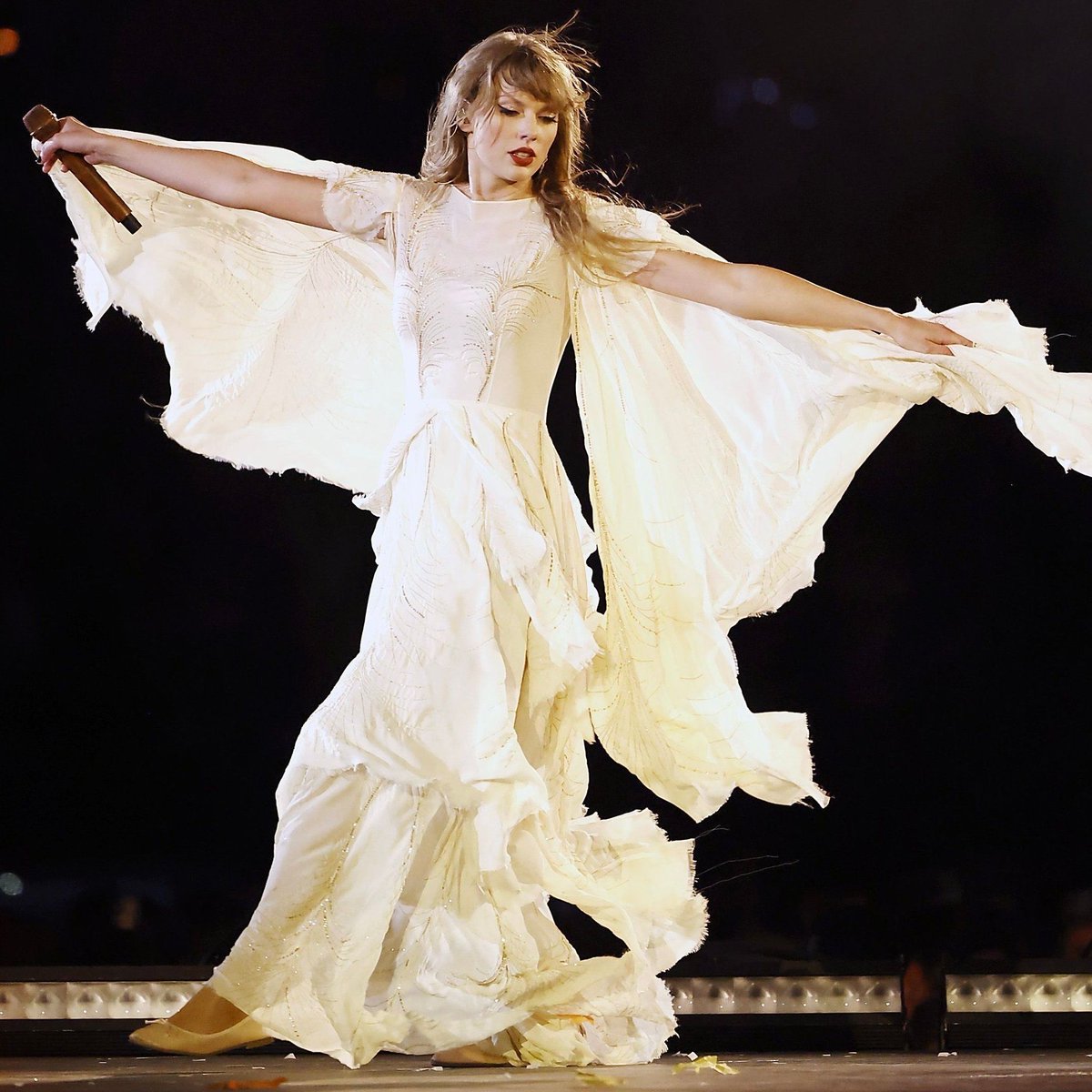 TheSwiftSociety's tweet photo. 🏆| "August" by Taylor Swift has now surpassed 1.7 BILLION Spotify Streams!

It’s her 8th song to achieve this and the 2nd from “Folklore” https://t.co/YhlFydCCqt