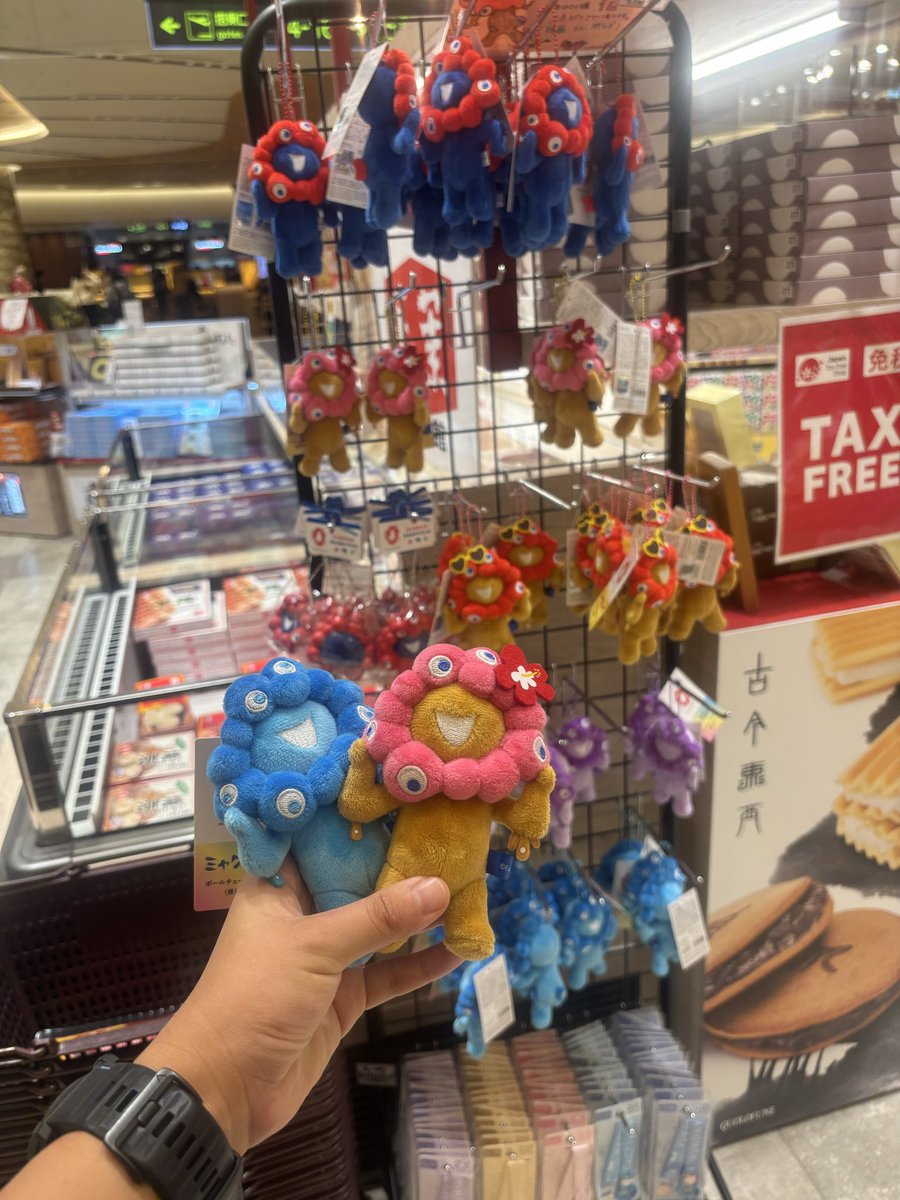 帰りがけに念願の推しカラーミャクミャクゲット🩵 日焼けも🩷 おひとり