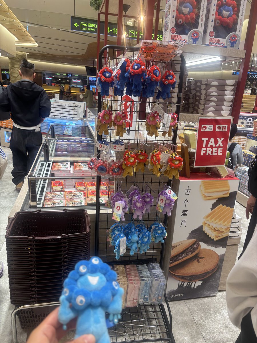 ripan85's tweet photo. 帰りがけに念願の推しカラーミャクミャクゲット🩵
日焼けも🩷
おひとり様2匹まで！
伊丹空港出発口JAL売店！
#ミャクミャク https://t.co/5h4hYQmnbp