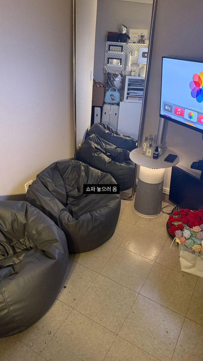 난 아직도 의문이야 너무 좁아보이는 사무실에 저 빈백이 어뜨케 들어가잇냐고...