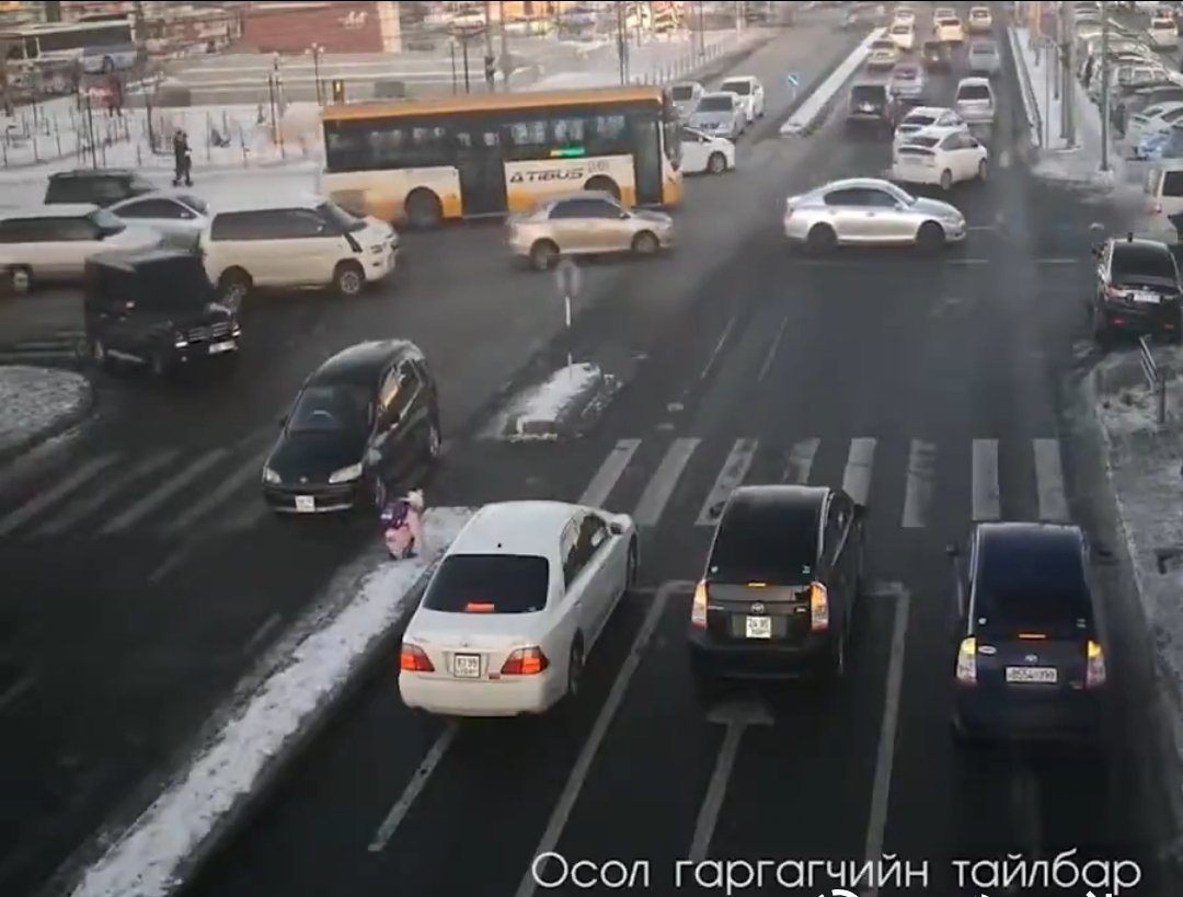 Наана байгаа 3 машин 3лаа шугам даваад зогсцон. Дүрмээ бариад хэвшчих л дээ тэхүү