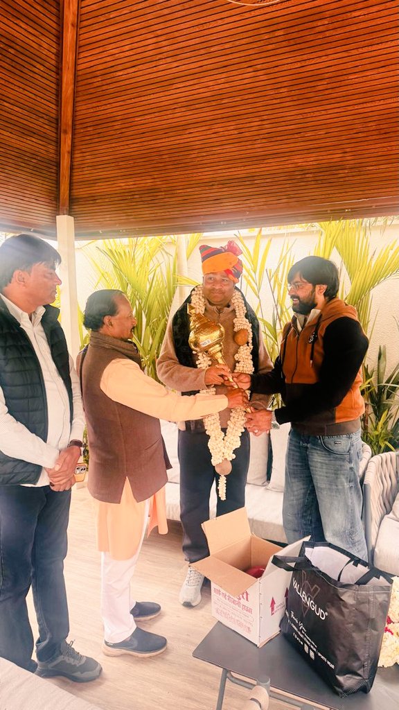 bjpbhupendraRYB's tweet photo. आज निवास स्थान पर भाजपा के देवतुल्य कार्यकर्ताओं द्वारा आत्मीय स्वागत,एवं अभिनंदन किया गया।
शुभकामनाओं के साथ कार्यकर्ताओं से हुआ सार्थक संवाद इस सुंदर सुबह को और भी विशेष बना गया।
सभी का हृदय से आभार।
#sanwad #Charch #BJPGovernment @BhajanlalBjp @BJP4Rajasthan @madanrrathore https://t.co/bUVG8xDmMu