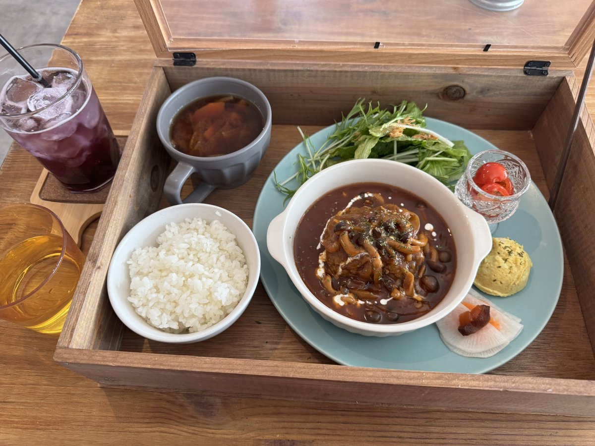24r333's tweet photo. 平日しかできん用事があるけん済ませたりしよって、カフェ検索して行っちきた( ⌯'ᵕ'⌯)꜆
駐車場を問い合せたり、入口を問い合わせたりで迷ったわ👀💭
木箱に入ったランチ😉🤲🏽🎁
美味しかったわん😋👍🏽
#remplir #ランプリール
#きまぐれ木箱セット https://t.co/xjpdFxSHF7