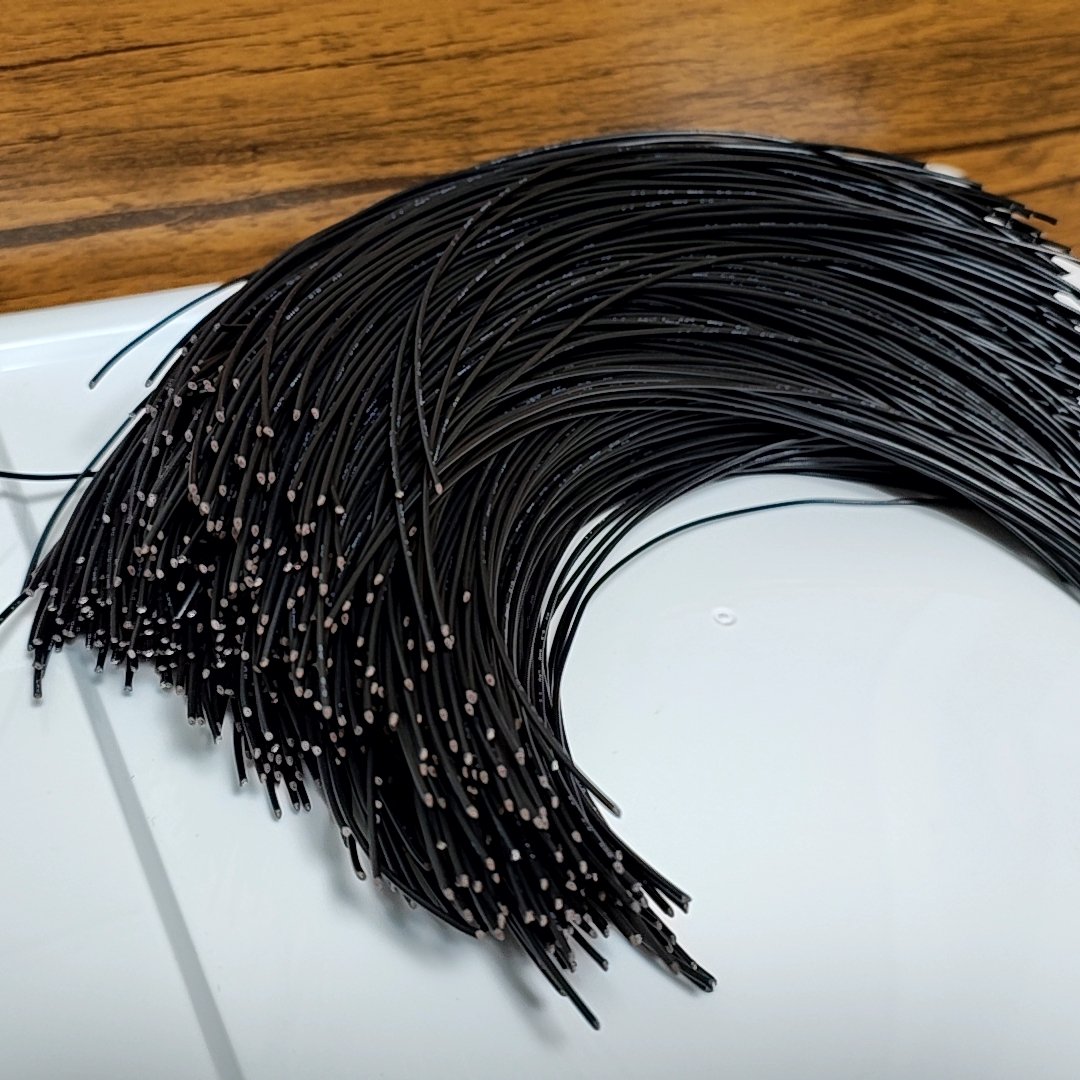 ex_help's tweet image. 今緊急でケーブルを作っています
自作の道具のおかげでこの量が2時間ちょっとで切れるの助かる