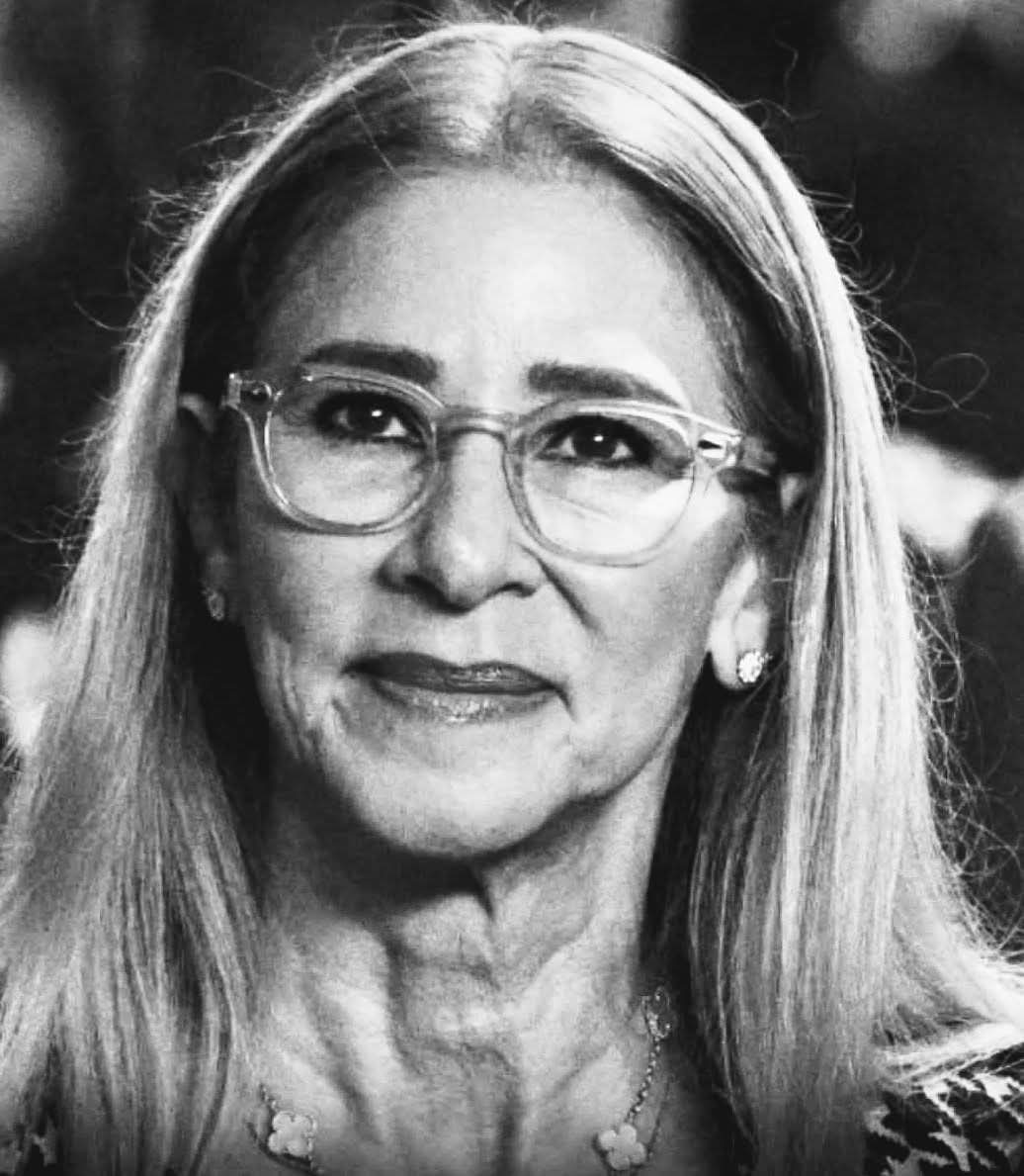 Cilia Flores.
Cilia Flores, 69 años, divorciada, tres hijos,  abogada experta en derecho penal y laboral, diputada del Congreso Nacional de Venezuela.
La noche del 3 de enero fue secuestrada junto a su esposo por sujetos armados estadounidenses, los subieron a un helicóptero