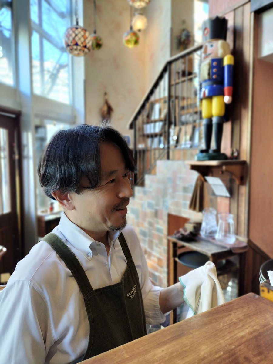 tkage's tweet image. ぼくがシフトに入るや否やお店がヒマになるという年始早々の悲劇勃発中なのにこの笑顔😆
ご来店、心よりお待ちしております🙇
#職業適性疑うレベル