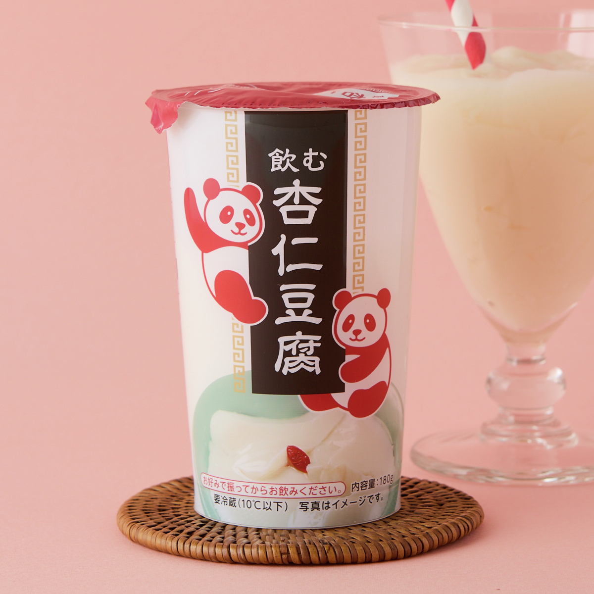 akiko_lawson's tweet photo. 「飲む杏仁豆腐」が発売中♪
杏仁豆腐の美味しさをギュッと詰め込んだ、上品な甘さの一杯！
振る回数で食感が変わるので自分の好きな食感を楽しめます(^^)
https://t.co/Cx8WVUKNEQ https://t.co/Ww2iwEqeID
