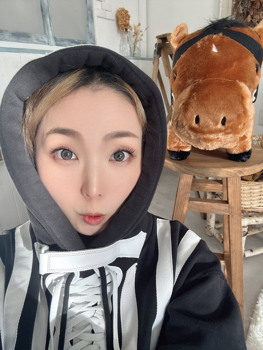YMPWK's tweet photo. あけましておめでとうございます。
新年初のおみくじで見事に凶を引いた私ですが、今が底ならこれからどれだけ運気が上がるのよと、震えちゃう2026年の幕開け。
ザ・ポジティブ女子。
苫小牧一ヒョウ柄🐆が似合う女ですが、今年は馬のごとく走りたいと思います🐎
本年もよろしくお願いいたします。 https://t.co/2UtNeSZo38