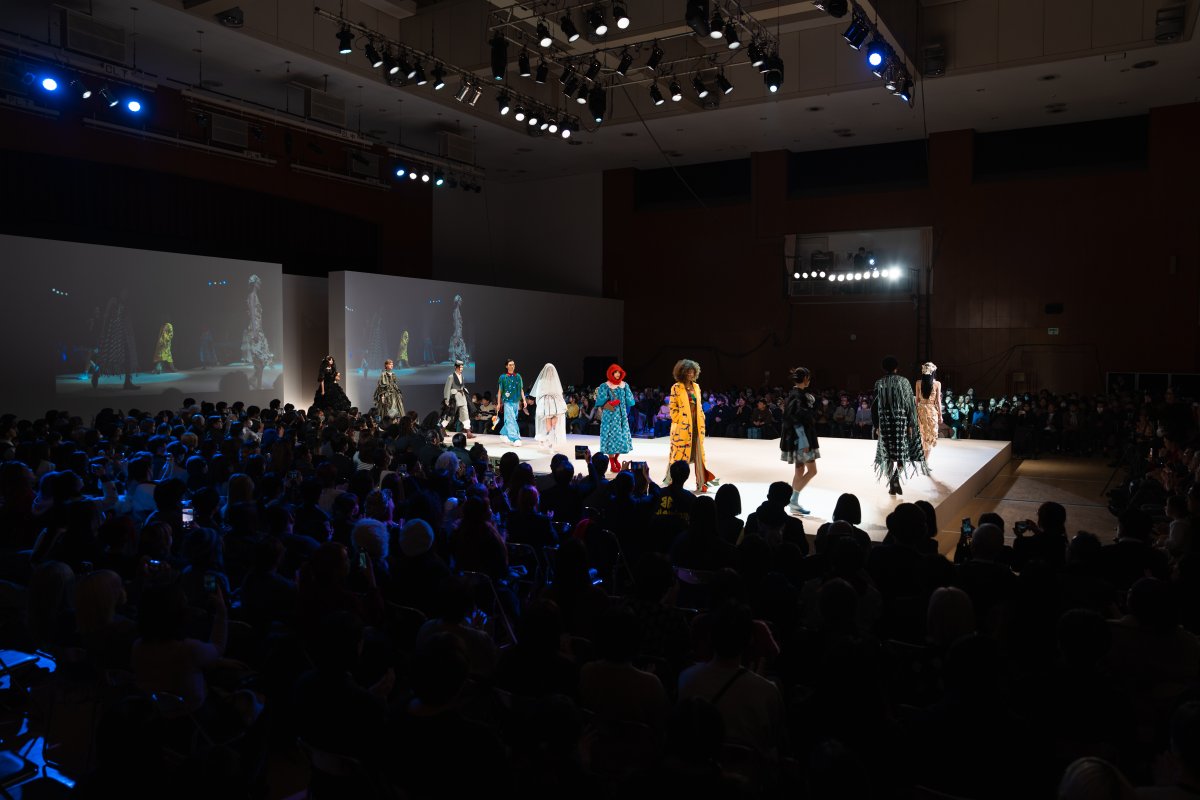 fashionjp's tweet photo. 【新着】
#文化ファッション大学院大学(#BFGU)「BFGU FW」開催。
“つくる”だけじゃなく、フィッティング〜演出など、ショー構成まで学生が手がけるランウェイは必見。
観覧申込は【1/13(火)まで】、配信もあり。
詳細はこちら🔻
https://t.co/VXBFDMHeQr https://t.co/OJ9EykZ8Fj
