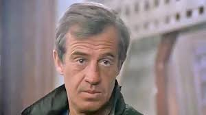 merlinpapin3's tweet photo. Ce soir sur @ParisPremiere le film #LeMarginal de Jacques Deray (1983) avec Jean Paul Belmondo Henry Silva Pierre Vernier Claude Brosset Roger Dumas Tcheky Karyo Carlos Sotto Mayor Maurice Barrier
L'impressionnant palmarès de Philippe Jordan, un commissaire de police, provoque la gêne de ses supérieurs hiérarchiques qui, s'ils apprécient ses résultats, refusent de cautionner ses méthodes. Un exploit de trop et Jordan est renvoyé de Marseille, où on l'avait exilé depuis deux ans, à Paris, où il continue de poursuivre le même but obsessionnel : l'arrestation de Sauveur Meccaci, un caïd de la drogue. Jordan commence par renouer avec ses indicateurs : Francis Hernandez, le patron d'une salle de boxe, Livia, une prostituée, et Tonton, à qui il promet de tirer sa fille des pattes du gang des Antillais. Une première piste le mène à un ancien chimiste de Sauveur Meccaci.
@FredOL69007
❤️si vous aimez