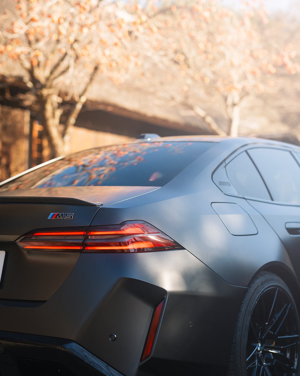 bmwjapan's tweet image. 時を超えて受け継がれてきた、日本の原風景。
BMW M5の凛とした存在感が、時代や景色を超えて、静かに響き合う。

BMW M5
フローズン・ディープ・グレー
bmw.co.jp/ja/all-models/…

#BMWJapan #駆けぬける歓び #BMWM5 #富士山 #いやしの里根場