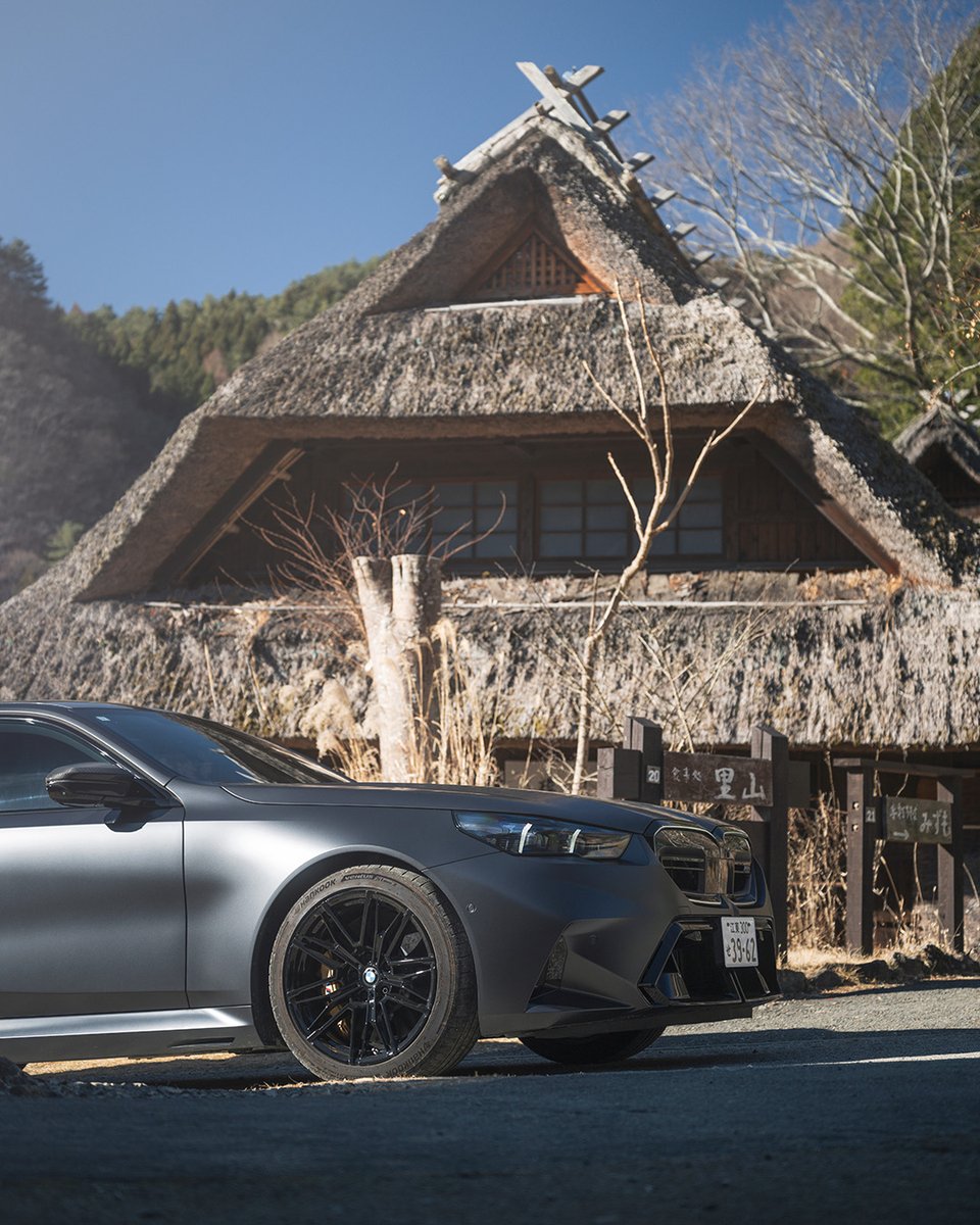 bmwjapan's tweet image. 時を超えて受け継がれてきた、日本の原風景。
BMW M5の凛とした存在感が、時代や景色を超えて、静かに響き合う。

BMW M5
フローズン・ディープ・グレー
bmw.co.jp/ja/all-models/…

#BMWJapan #駆けぬける歓び #BMWM5 #富士山 #いやしの里根場