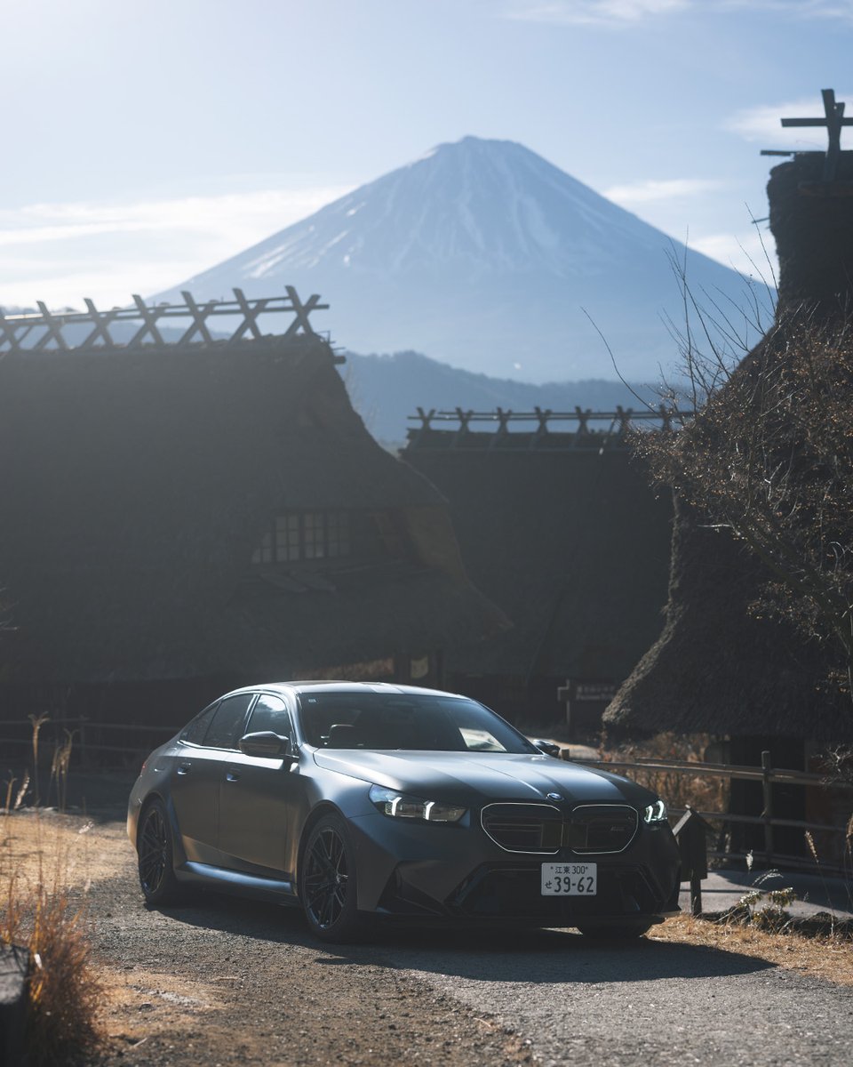 bmwjapan's tweet image. 時を超えて受け継がれてきた、日本の原風景。
BMW M5の凛とした存在感が、時代や景色を超えて、静かに響き合う。

BMW M5
フローズン・ディープ・グレー
bmw.co.jp/ja/all-models/…

#BMWJapan #駆けぬける歓び #BMWM5 #富士山 #いやしの里根場