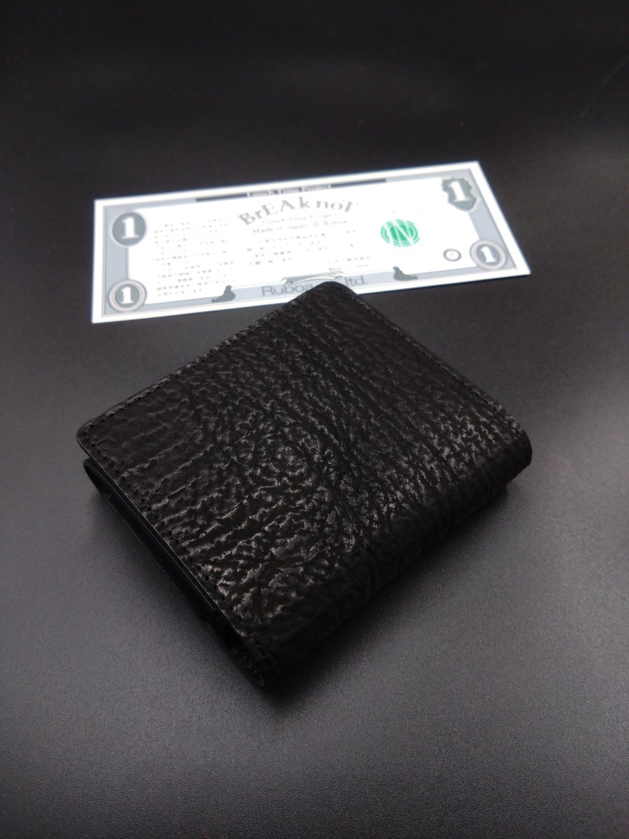 こちらはミニ財布「Minitto/ミニット」サメ革シャークスキンです