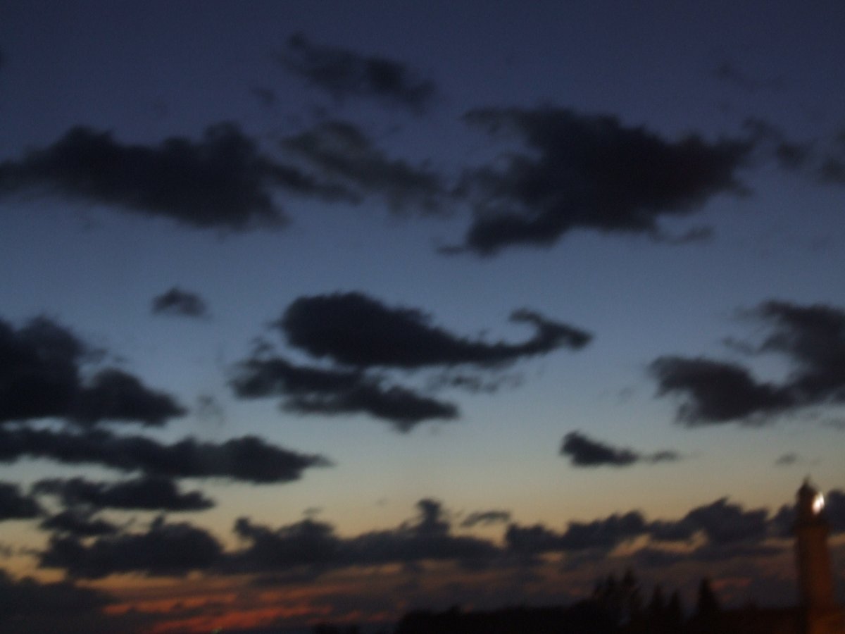 雲ページ 1月 最初の不思議な雲シリーズ 灯台とクジラ雲 #不思議な雲シリーズ