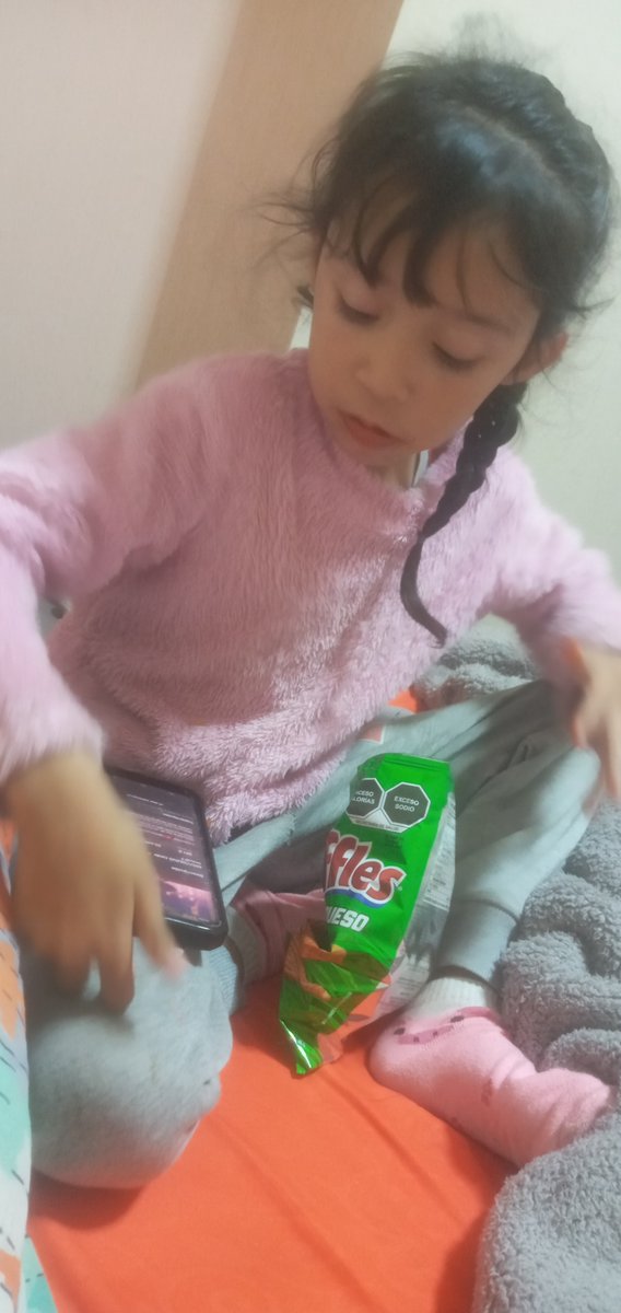 rossyRZ2's tweet photo. Pijamiando con mi hija en gdl Dios🥴😏(no se quiere dormir la chikilla)🐱 https://t.co/Fwwk3YkHT1