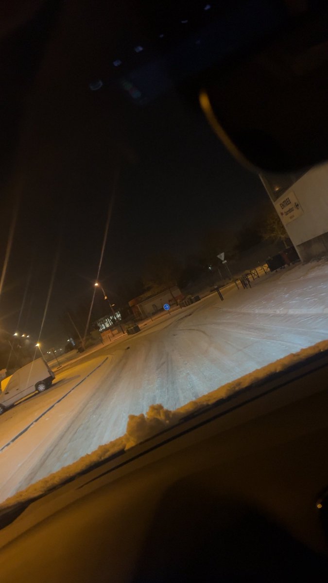 ju_gmbr's tweet photo. Le supplément patinoire n’était pas nécessaire pour aller bosser ❄️
Elle vont être stylé les 40 min de route https://t.co/a1Yuj9Qr6c