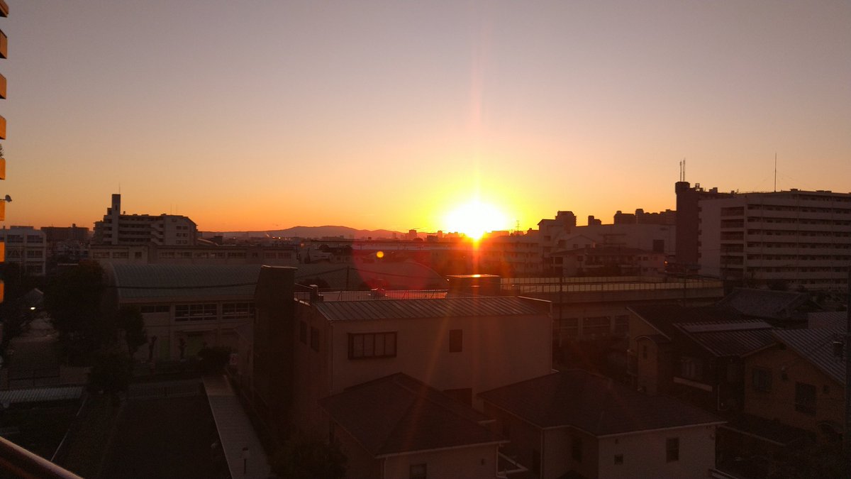 ayaka_gakkey's tweet photo. あけましておめでとうございます
今年は実家で賑やかなお正月を迎え初日の出も拝みました
息子も2歳になり益々楽しい一年になりそうです
今年もよろしくお願いします

うれしいことが
まちじゅうに溢れる
年に🐴🙏✨

令和８年正月

#あけおめ #午年 #2026年 #初めてのメリーゴーランド #初日の出 https://t.co/BQTsuqWmy6