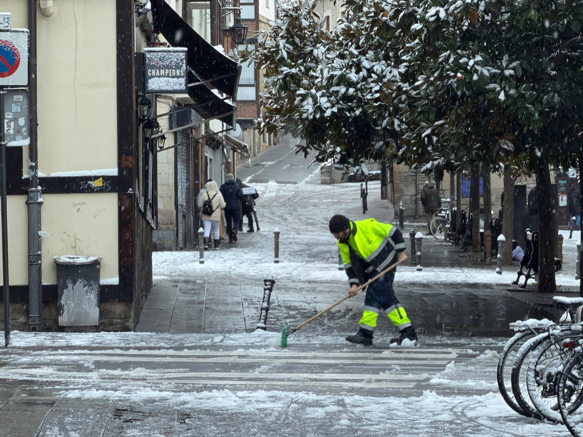 VG_elurranieve's tweet photo. 🌨️ Garbiketa-taldeek oinezkoentzako ibilbide nagusietan lan egiten dute, elurra kentzen eta gatza zabaltzen..

⚠️ Etxetik atera behar izanez gero, arropa eta oinetako egokiak jantzi behar dira. https://t.co/0Ja2HYHJr9