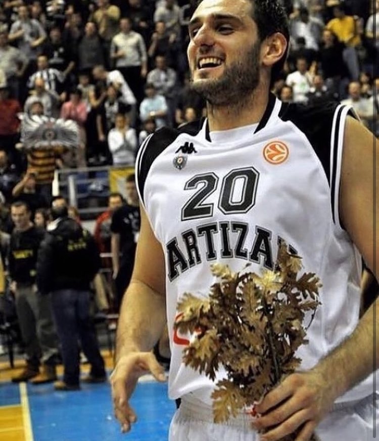 PartizanRetro's tweet photo. Na Badnji dan 2010 godine “vidimo se u Beogradu”. 

Partizan je savladao Lijetuvos Ritas sa 97:67, nadoknadivši poraz iz prvog meča, za prolaz u narednu fazu evrolige. Najefikasniji u našem timu bio je Aleksandar Rašić sa 26 poena (trojke 6/8) i Roberts sa 16 poena i 7 skokova. https://t.co/TCmmXRudML