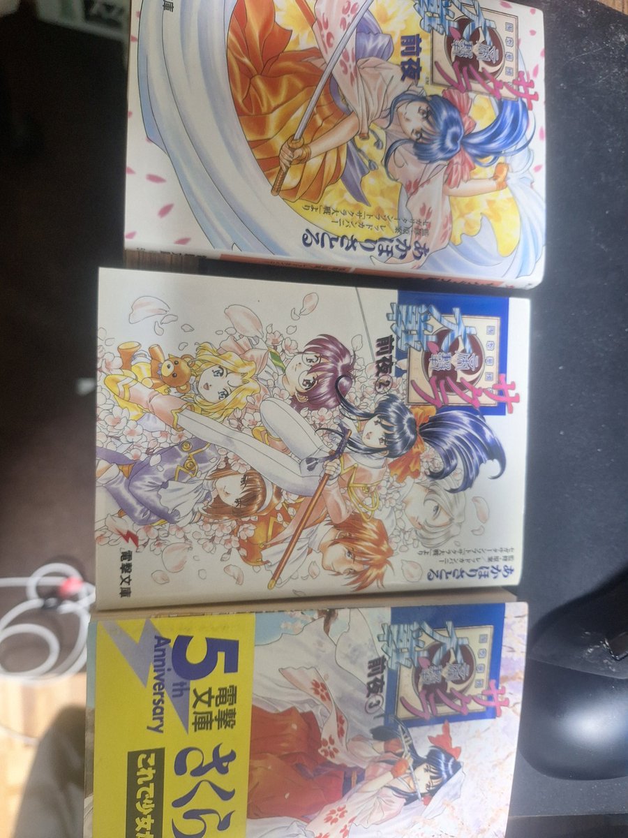 hirokingstable's tweet image. サクラ大戦を偲んで、1日目。
電撃からサクラ大戦前夜の全3巻。修学旅行中に読んでた気がする。起きたら額に肉と書かれてました。