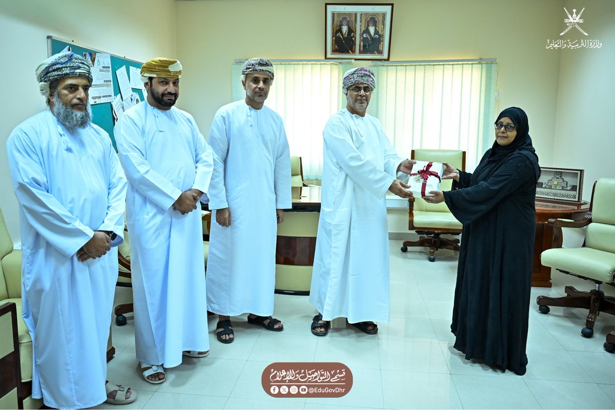 المعلمة/ ثمنا بنت خلفان بن سعيد الغافرية بمدرسة الدريز للتعليم الأساسي تتسلم جائزة اختيار وسيلة تعليمية (لنتعلم لغة الإشارة في مادة اللغة الإنجليزية) بتصويت الجمهور بعدد (3547) صوتا التي نفذت في محافظة البريمي برعاية الدكتور حكم بن سالم الفارسي المدير العام المساعد للتعليم