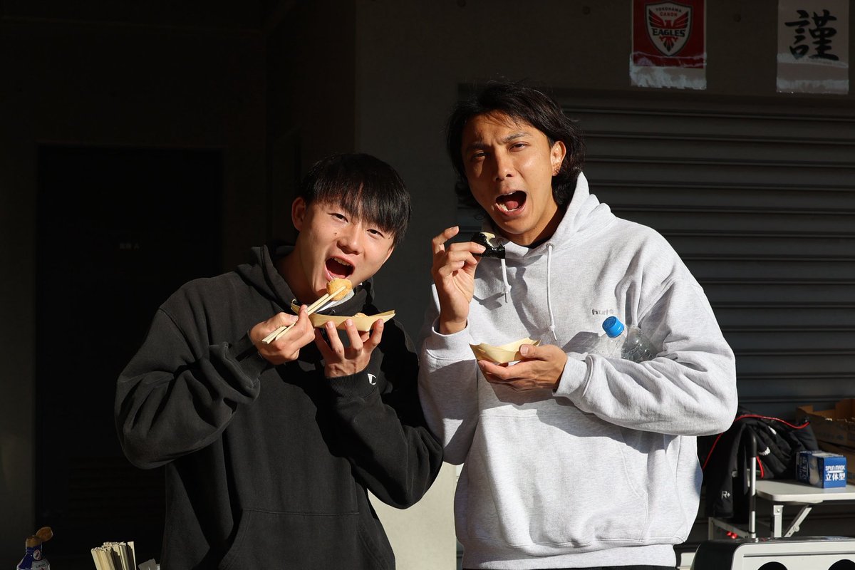 Canon_Eagles's tweet photo. 🧧毎年恒例　お餅つき🎍

練習後、チーム全員でお餅つきを行いました！
ついたお餅は、そのままみんなで美味しくいただきました😊

新年らしいひとときと、チームの絆を感じる時間に。

#横浜キヤノンイーグルス
#お餅つき
#チームイベント
#EverydayTogether https://t.co/4KZT1wKP8f