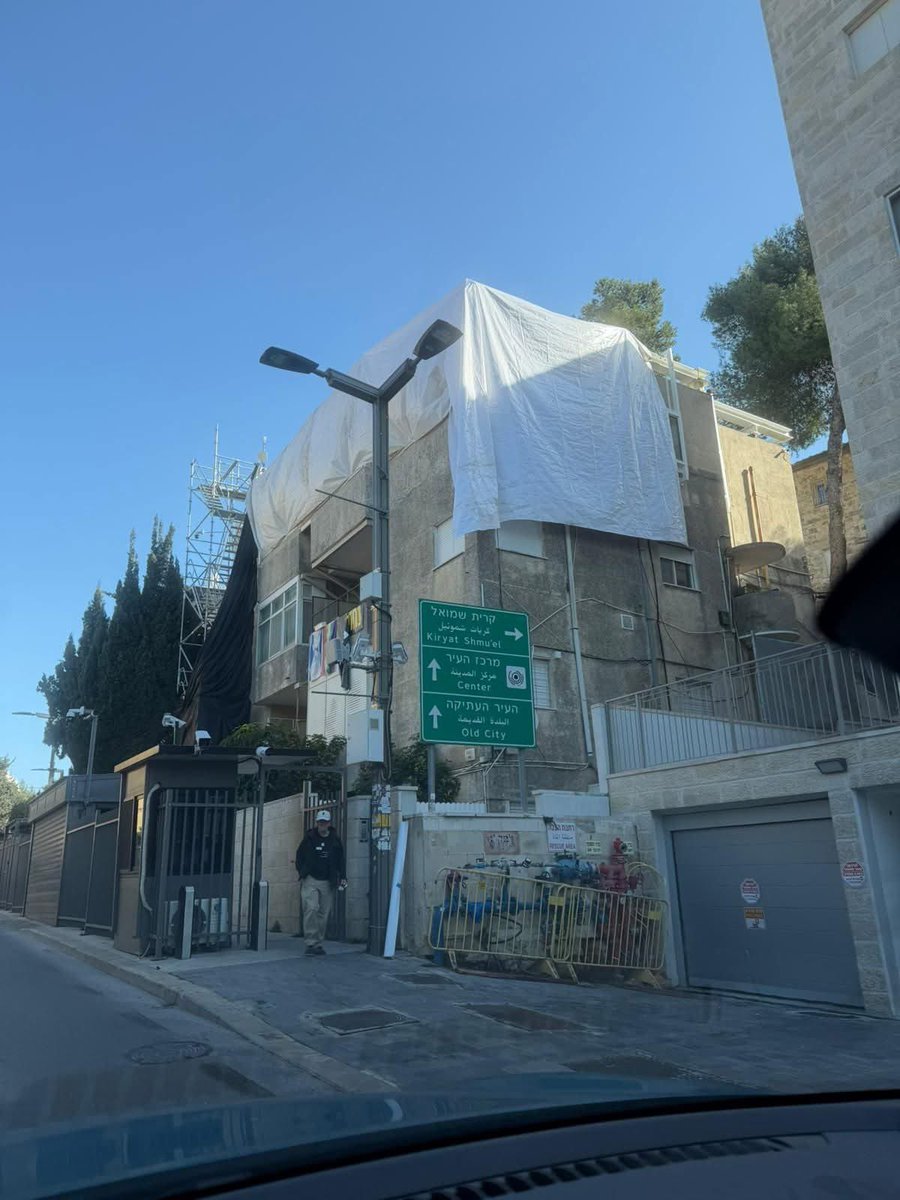 thelitt80824365's tweet image. אורי משגב

כבר לילה שני שהשכנים בעזה 35 לא ישנים. קידוחים, מנופים, בינוי.

אולי מתקינים סופסוף את החלונות הממוגנים שעלו לנו 10 מיליון שקלים(!) אבל מעולם לא סופקו והוצבו. 

נכסים פרטיים בקיסריה וירושלים שהמדינה משביחה, מבצרת ומשפצת ללא הרף למשפחת נתניהו, בסכומים לא הגיוניים בעליל…