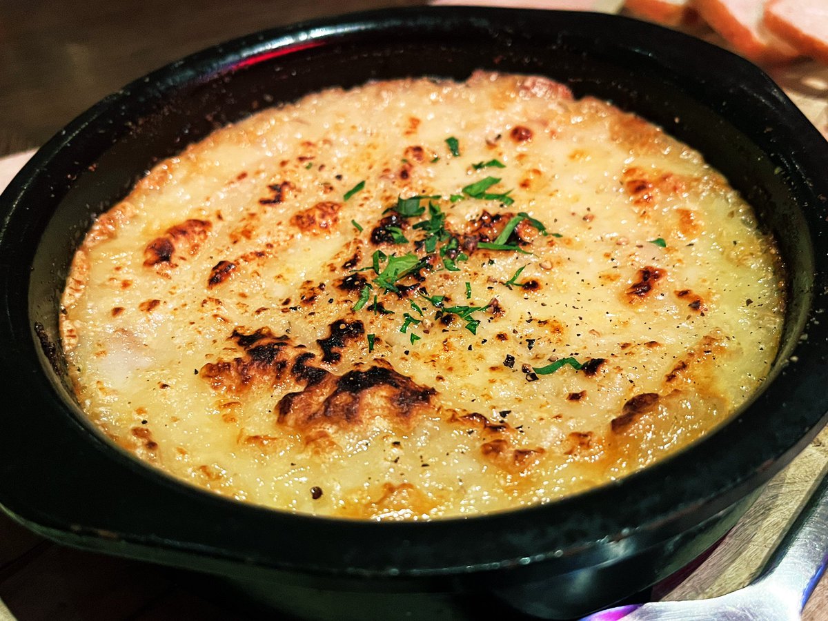 SakaizumiVtuber's tweet photo. 秋葉原で商談や打ち合わせで良くお世話になっております「PIZZERIA &amp; BAR NOHGA （ピッツェリアアンドバーノーガ）」さんで友人達と晩御飯🍕

落ち着いた空間、豊富なアルコールメニュー、美味しい料理の数々と特記すべきピザは大変グッド👍良い意味で秋葉原らしくない雰囲気はデートにも良きかも。 https://t.co/M6owtHXr3j