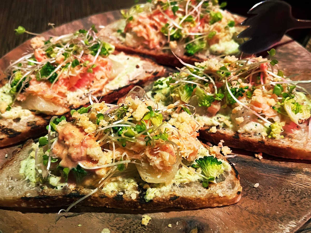 SakaizumiVtuber's tweet photo. 秋葉原で商談や打ち合わせで良くお世話になっております「PIZZERIA &amp; BAR NOHGA （ピッツェリアアンドバーノーガ）」さんで友人達と晩御飯🍕

落ち着いた空間、豊富なアルコールメニュー、美味しい料理の数々と特記すべきピザは大変グッド👍良い意味で秋葉原らしくない雰囲気はデートにも良きかも。 https://t.co/M6owtHXr3j